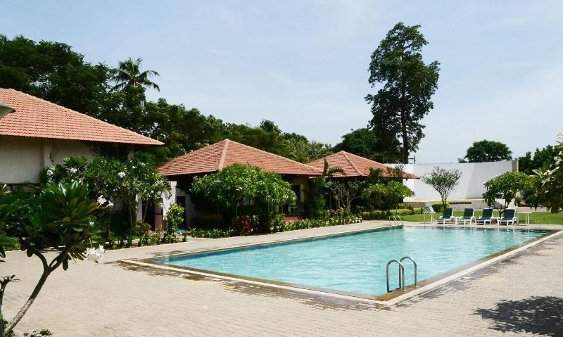 Hotel Riverside Resort And Spa Kumbakonam Buitenkant foto