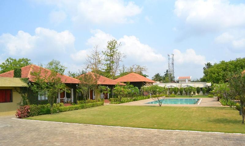 Hotel Riverside Resort And Spa Kumbakonam Buitenkant foto